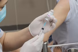 Tiêm vaccine cho các nhân viên y tế tuyến bệnh viện quận, huyện tại Thành phố Hồ Chí Minh. (Ảnh: Đinh Hằng/TTXVN)