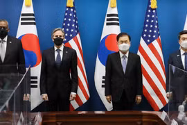Bộ trưởng Quốc phòng Mỹ Lloyd Austin, Ngoại trưởng Mỹ Antony Blinken, Ngoại trưởng Hàn Quốc Chung Eui-yong và Bộ trưởng Quốc phòng Suh Wook trong cuộc họp báo ngày 18/3. (Ảnh: YONHAP/TTXVN)