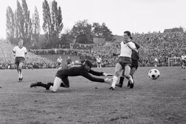 Thủ môn Sepp Maier và Libero Franz Beckenbauer đã có một ngày thi đấu vất vả trên sân Bökelberg (Ảnh: FCB)