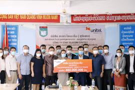 Liên doanh viễn thông Việt Nam ở Lào hỗ trợ Trường Song ngữ Nguyễn Du