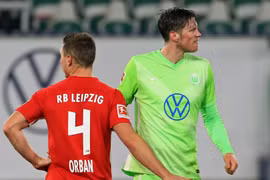 Wolfsburg (áo xanh) lại ngăn RB Leipzig soán ngôi Bayern. (Nguồn: Bundesliga)