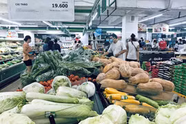 Người dân mua sắm tại siêu thị Vinmart trên phố Võ Thị Sáu, quận Hai Bà Trưng, Hà Nội. (Ảnh: Trần Việt/TTXVN)