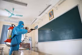 Hà Nội tăng cường khử khuẩn, nâng cao công tác phòng dịch tại các điểm thi tốt nghiệp Trung học phổ thông. (Ảnh: Thanh Tùng/TTXVN)