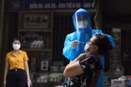 Nhân viên y tế lấy mẫu xét nghiệm COVID-19 cho các trường hợp có nguy cơ cao tại khu vực liên quan đến ca dương tính với SARS-CoV-2. (Ảnh: Minh Quyết/TTXVN)