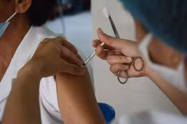 Tiêm vaccine phòng COVID-19 cho lực lượng tuyến đầu. (Ảnh: Văn Dũng/TTXVN)