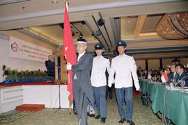 Nghi thức rước Quốc kỳ Việt Nam từ vị trí các nước quan sát viên sang vị trí các nước thành viên chính thức được tiến hành với sự chứng kiến của hàng trăm đại biểu, các hãng thông tấn báo chí trong nước và quốc tế. (Ảnh: Xuân Tuân/TTXVN)