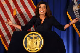 Bà Kathy Hochul trở thành nữ thống đốc đầu tiên của bang New York