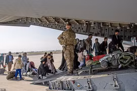Afghanistan: Anh kết thúc sứ mệnh, Pháp và Anh đề xuất lập khu an toàn