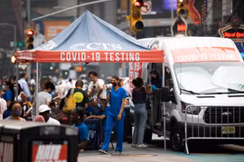 Một điểm xét nghiệm COVID-19 tại New York, Mỹ. (Ảnh: THX/TTXVN)