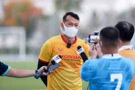 Thủ môn Tấn Trường trả lời phỏng vấn. (Ảnh: Hoàng Linh/TTXVN)