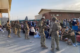 Afghanistan: Mỹ thay đổi chính sách về sơ tán ở sân bay Kabul