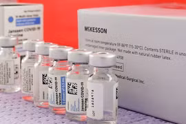 Dịch COVID-19: Johnson & Johnson bắt đầu bàn giao vaccine cho EU