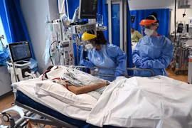 Nhân viên y tế điều trị cho bệnh nhân COVID-19 tại bệnh viện ở Cambridge, Anh. (Ảnh: AFP/TTXVN)