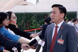 Đồng chí Đỗ Trọng Hưng (Đoàn đại biểu Đảng bộ tỉnh Thanh Hoá) trả lời phỏng vấn của phóng viên các cơ quan thông tấn, báo chí. (Ảnh: TTXVN)