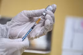 Mũi tiêm thứ 3 của Pfizer hiệu quả 80% với người trên 60 tuổi