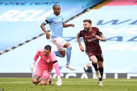Stuart Dallas giúp Leeds hạ Man City ngay tại Etihad. (Nguồn: PA)