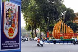 Cụm pano tuyên truyền cho ngày bầu cử trên đường Điện Biên Phủ. (Ảnh: Huy Hùng/TTXVN)