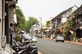 Cảnh vắng vẻ trên đường phố trong thời gian phong tỏa phòng dịch COVID-19 tại Luang Prabang, Lào, ngày 27/4. (Ảnh: THX/TTXVN)