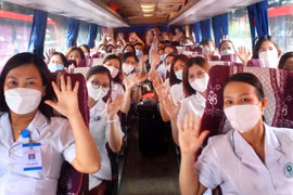 Đoàn cán bộ y tế Phú Thọ hăng hái lên đường hỗ trợ thành phố Hà Nội chống dịch COVID-19. (Ảnh: Trung Kiên/TTXVN)