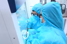 Các y, bác sỹ tại Phòng xét nghiệm Realtime-PCR. (Ảnh: TTXVN phát)