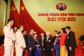 Tổng Bí thư, Chủ tịch nước Nguyễn Phú Trọng và Thủ tướng Chính phủ Nguyễn Xuân Phúc với các đại biểu. (Ảnh: TTXVN)
