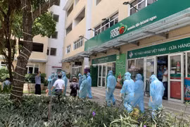 Lực lượng chức năng có mặt để xử lý phòng dịch tại chung cư Sunview Town (Phường Hiệp Bình Phước, Thành phố Thủ Đức). (Ảnh: Đinh Hằng/TTXVN)