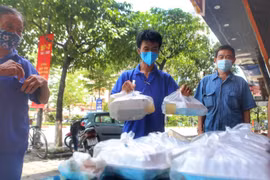 Đoàn kết chống dịch COVID-19: Để không ai bị bỏ lại phía sau