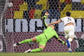 Hummels phản lưới nhà. (Ảnh; AFP/TTXVN)