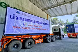 Xe chở lô hàng gạo xuất khẩu đầu năm 2021 của Công ty Cổ phần Nông nghiệp công nghệ cao Trung An chuẩn bị ra cảng. (Ảnh: Thanh Liêm/TTXVN)