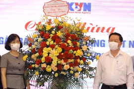 Bí thư Trung ương Đảng, Trưởng Ban Tuyên giáo Trung ương Nguyễn Trọng Nghĩa tặng hoa chúc mừng lãnh đạo, cán bộ, phóng viên, biên tập viên và người lao động của Thông tấn xã Việt Nam. (Ảnh: Nguyễn Điệp/TTXVN)