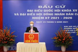 Tổng Bí thư Nguyễn Phú Trọng bỏ phiếu bầu đại biểu Quốc hội khóa XV và đại biểu Hội đồng nhân dân các cấp nhiệm kỳ 2021-2026. (Ảnh: Trí Dũng/TTXVN)