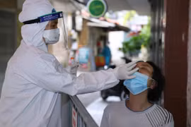 Lực lượng y tế lấy mẫu xét nghiệm SARS-CoV-2 cho những người có nguy cơ cao. (Ảnh: Hoàng Hiếu/TTXVN)