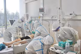 Bác sĩ tại Bệnh viện Hồi sức COVID-19 TP.HCM điều trị cho bệnh nhân COVID-19 nặng. (Ảnh: TTXVN phát)