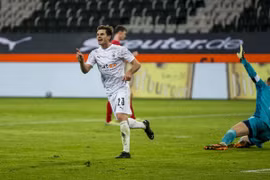 Jonas Hofmann để lại dấu giày ở cả 3 bàn thắng vào lưới Neuer. (Nguồn: Getty Images)