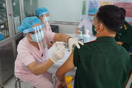 Cán bộ y tế tiến hành tiêm vaccine ngừa COVID-19 cho cán bộ Biên phòng Tây Ninh. (Ảnh: Thanh Tân/TTXVN)