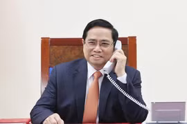 Thủ tướng Phạm Minh Chính điện đàm với Thủ tướng Singapore Lý Hiển Long. (Ảnh: Dương Giang/TTXVN)