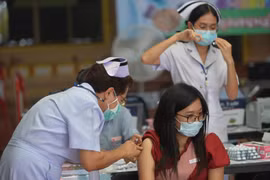 Nhân viên y tế tiêm vaccine phòng COVID-19 cho người dân tại Bangkok, Thái Lan. (Ảnh: THX/TTXVN)