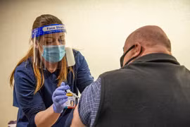 Nhân viên y tế tiêm vaccine phòng COVID-19 cho người dân tại Mashantucket, Connecticut, Mỹ. (Ảnh: AFP/TTXVN)