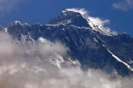 [Video] Đỉnh núi Everest mở cửa sau 1 năm phải đóng vì dịch COVID-19