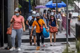 Người dân đeo khẩu trang phòng dịch COVID-19 tại thành phố Quezon, Philippines. (Ảnh: THX/TTXVN)