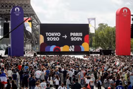 àng nghìn fan tập trung tại một khu fanzone cách không xa biểu tượng Tháp Eiffel, nơi một lá cờ Olympic tung bay trên đó. (Nguồn: Reuters)