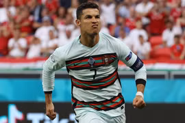 Ronaldo làm nên lịch sử EURO, cổ động viên Hungary gây choáng váng