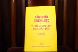 Cuốn sách Tầm nhìn chiến lược và ý chí vươn lên của dân tộc do Báo Nhân Dân phối hợp với Nhà xuất bản Chính trị quốc gia Sự thật xuất bản. (Ảnh: Phan Tuấn Anh/TTXVN)