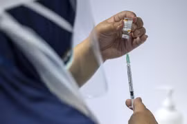 Tiêm vaccine ngừa COVID-19. (Ảnh: THX/TTXVN)