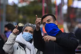 Người dân đeo khẩu trang phòng dịch COVID-19 tại New York, Mỹ. (Ảnh: AFP/TTXVN)