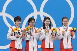 Các kình ngư Trung Quốc phá kỷ lục thế giới và Olympic ở nội dung 4x200m bơi tiếp sức tự do nữ. (Ảnh: THX/TTXVN)
