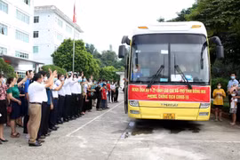 Đoàn y, bác sỹ Lào Cai lên đường vào hỗ trợ tỉnh Đồng Nai phòng, chống dịch COVID. (Ảnh: Quốc Khánh/TTXVN)