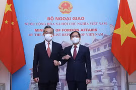 Bộ trưởng Ngoại giao Bùi Thanh Sơn và Bộ trưởng Ngoại giao Trung Quốc Vương Nghị tại lễ đón. (Ảnh: Lâm Khánh/TTXVN)