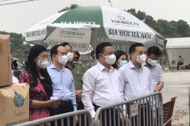 Bí thư Thành ủy Đinh Tiến Dũng và Chủ tịch UBND thành phố Hà Nội Chu Ngọc Anh kiểm tra công tác phòng, chống dịch COVID-19 tại huyện Đông Anh. (Ảnh: TTXVN)