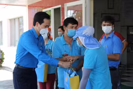 Chủ tịch Liên đoàn Lao động thành phố Đà Nẵng Nguyễn Duy Minh trao quà cho đoàn viên, người lao động có hoàn cảnh khó khăn do dịch COVID-19. (Ảnh: TTXVN phát)